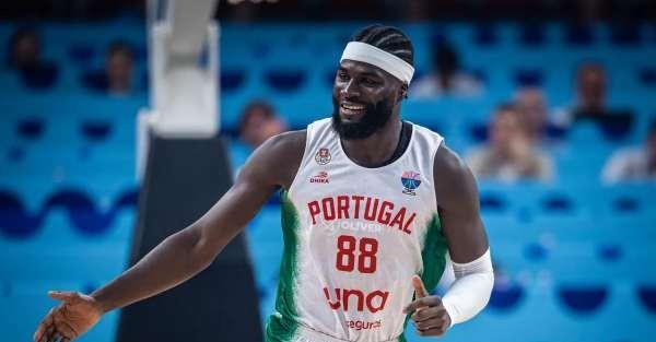 篮连得, AA, 扣得